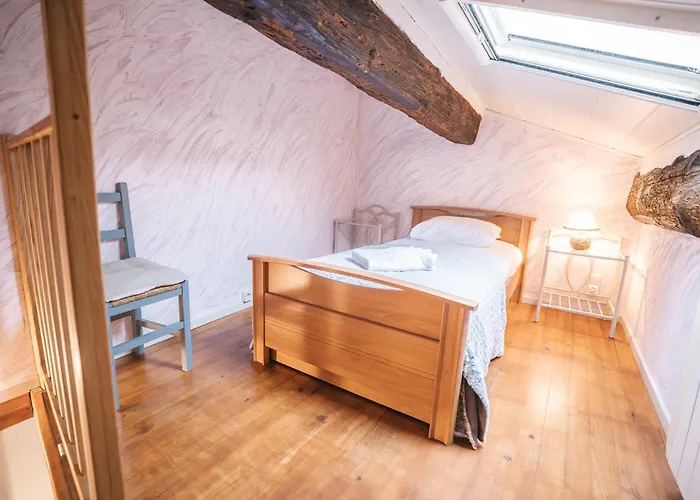 Au Pied Des Remparts- Maison De Caractere-3 Ch-ac *