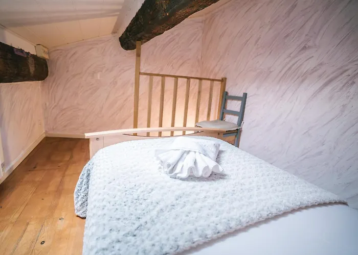 Au Pied Des Remparts- Maison De Caractere-3 Ch-ac *